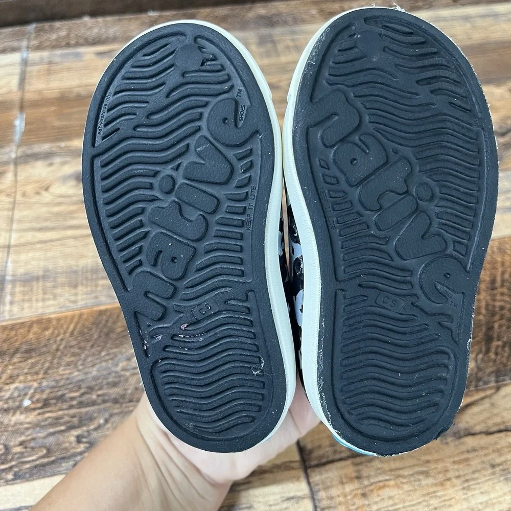 Native Jefferson  Slip On Shoes Size  C6  Youth Kids  Black Stars Sandals